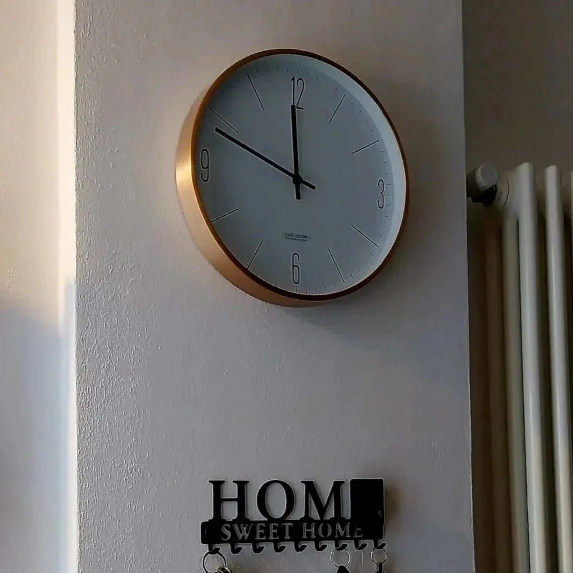 Novita Casa – White Wooden Wall Clock - Novita Casa