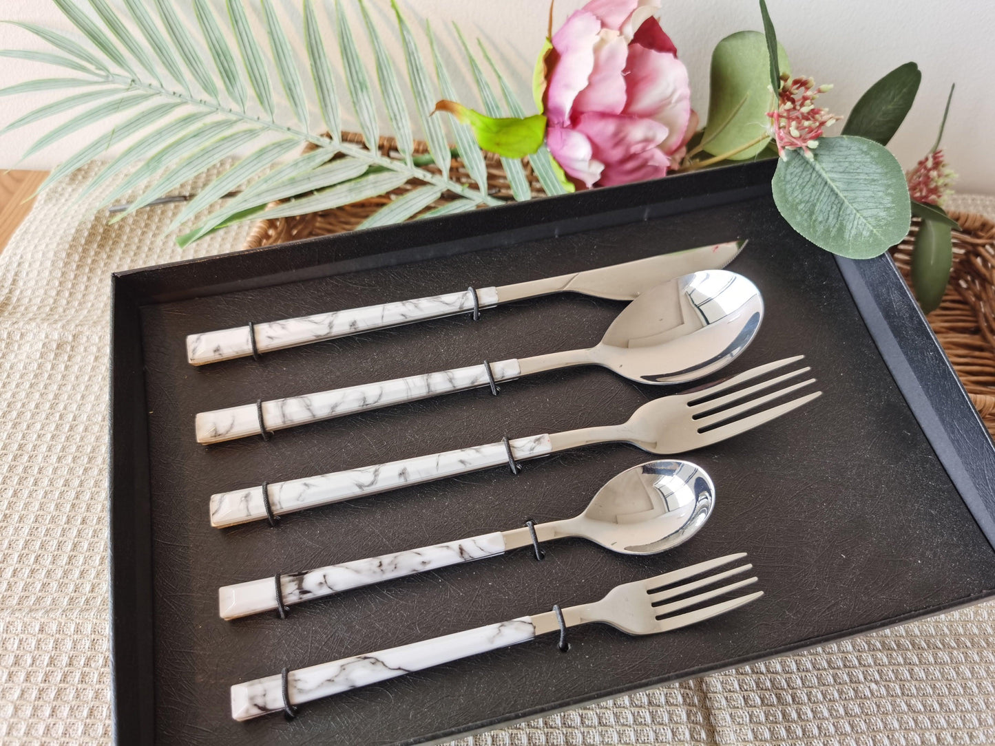 Novita Casa – 5 - Piece Marble Flatware Set for Elegant and Modern Dining - Novita Casa