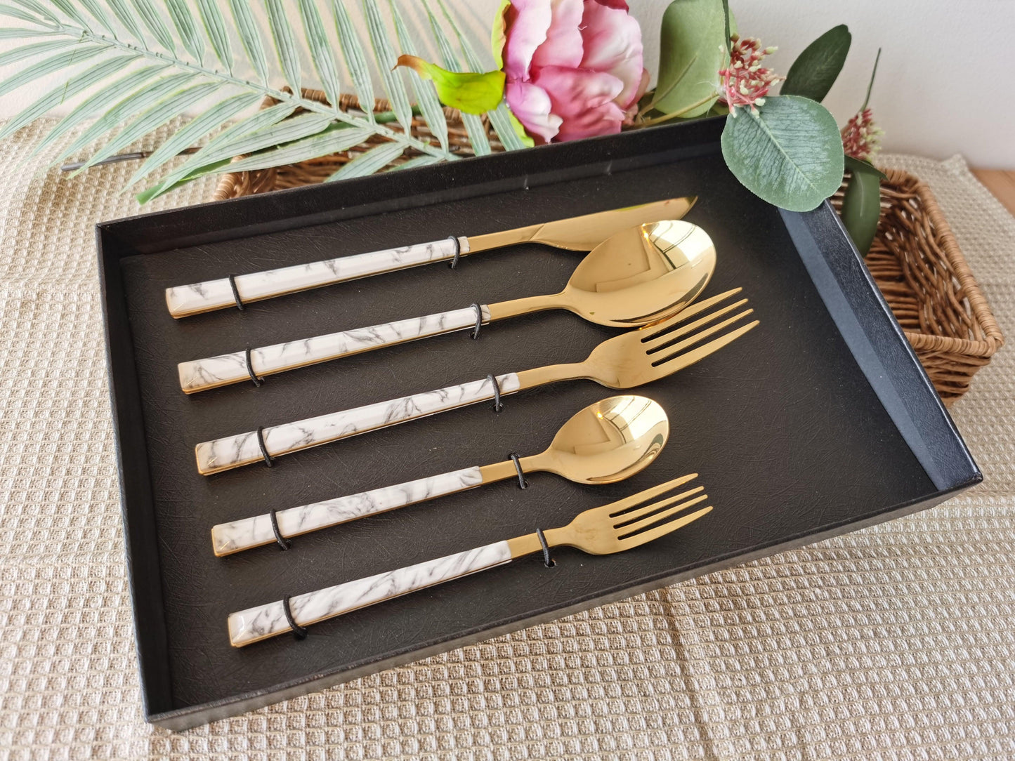 Novita Casa – 5 - Piece Marble Flatware Set for Elegant and Modern Dining - Novita Casa
