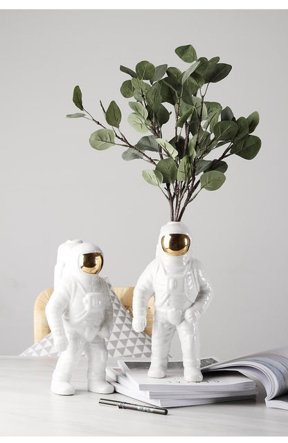 Novita Casa – Elegant Ceramic Astronaut Vase for a Serene Ambiance - Novita Casa